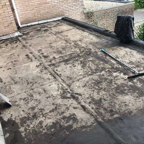 Schoonmaken van een plat dak in Dongen Schoonmaken van een plat dak in Dongen